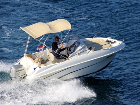 Motorboat Maslinica
